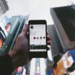 Gráfico de funil de vendas com setas indicando gargalos em cada etapa, simbolizando a desconexão entre cliques e vendas em anúncios do Instagram.