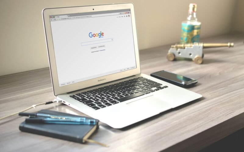 Interface de uma ferramenta de análise de SEO mostrando métricas de um artigo, como legibilidade e palavras-chave