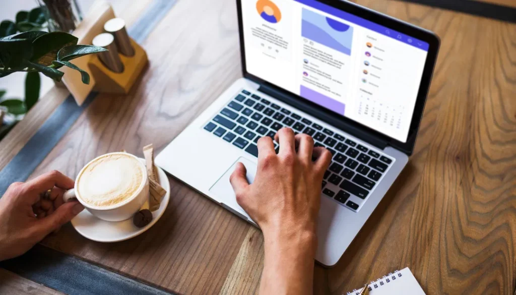 Interface de usuário de um software de criação de landing pages com elementos de tráfego pago, gráficos de conversão e um botão de CTA.
