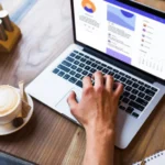 Interface de usuário de um software de criação de landing pages com elementos de tráfego pago, gráficos de conversão e um botão de CTA.