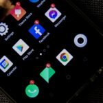 Comparativo de plugins de WhatsApp para WooCommerce, com ícones de notificação, carrinho de compras e um celular com mensagem.