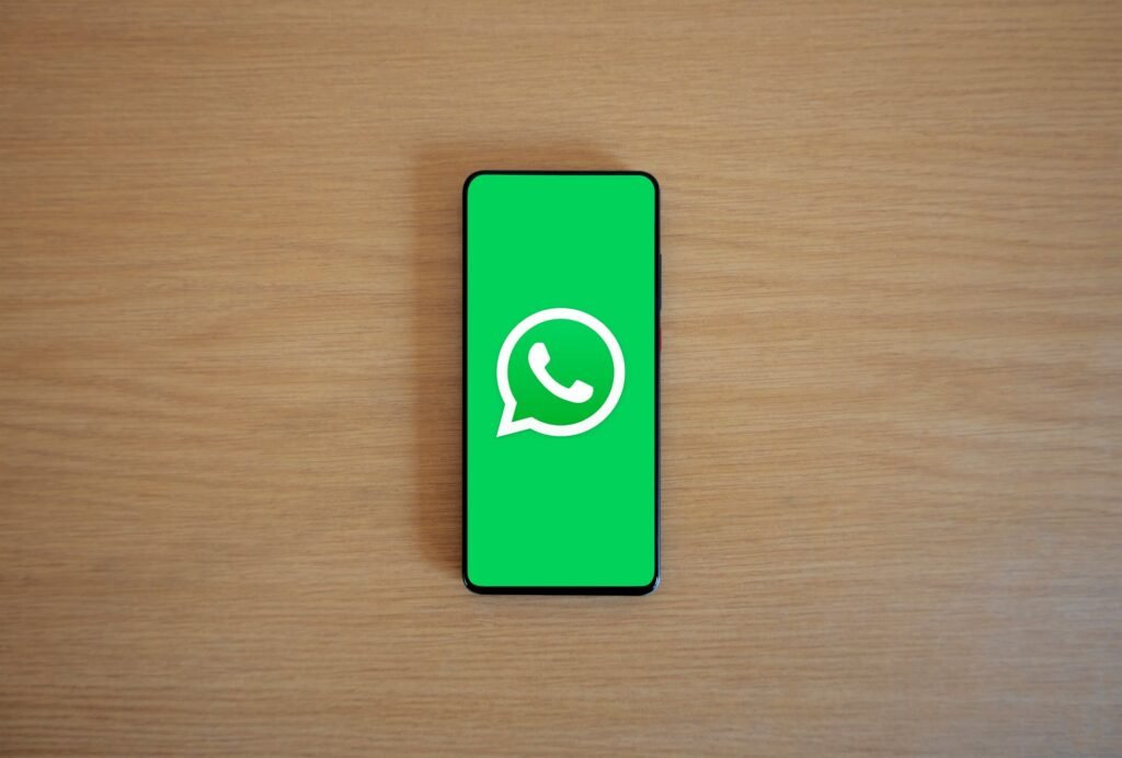 Um smartphone exibindo o logotipo do WhatsApp com um cadeado e um símbolo de proibição, ilustrando o risco de banimento.