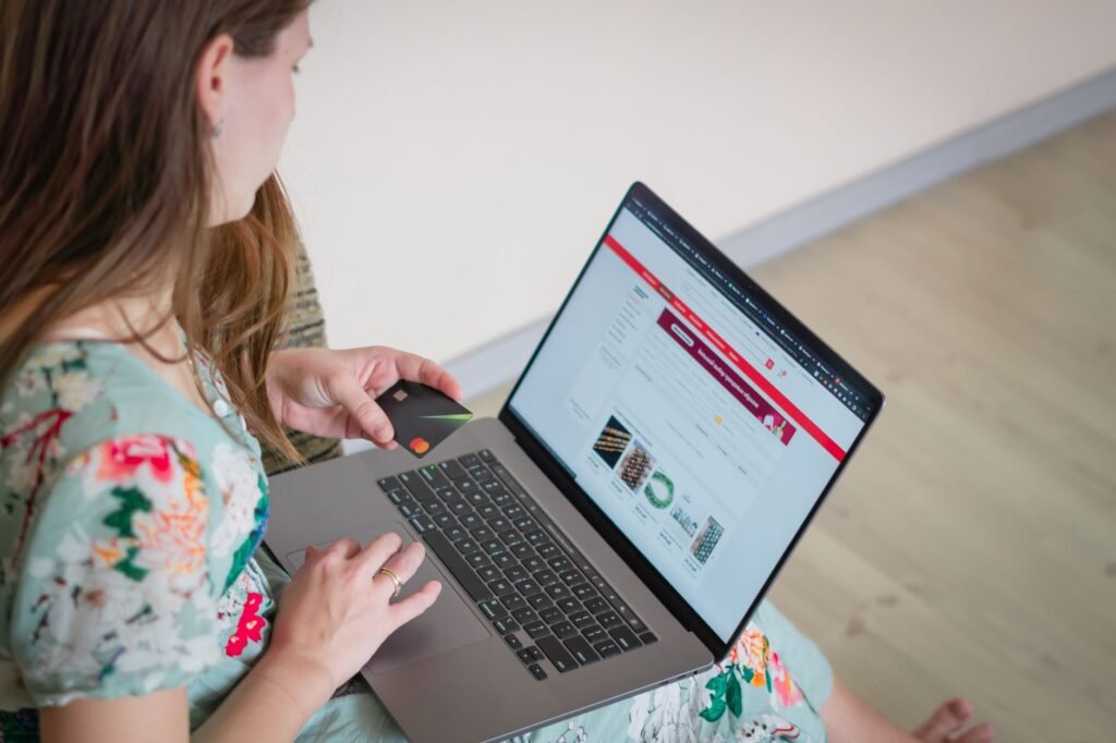 Gráfico mostrando queda de vendas e prejuízo financeiro com um site de e-commerce fora do ar, com relógio e cifrões.