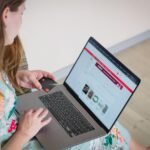Gráfico mostrando queda de vendas e prejuízo financeiro com um site de e-commerce fora do ar, com relógio e cifrões.